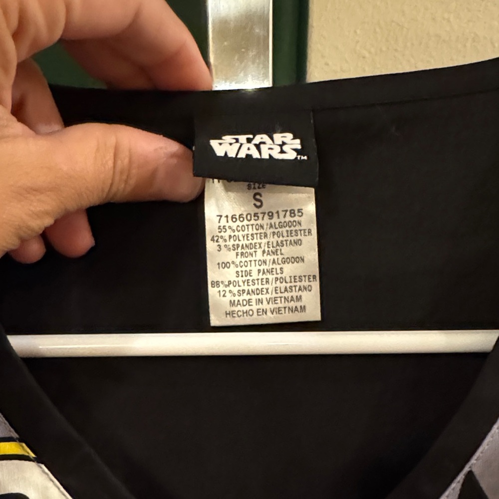 Star Wars R2-D2 scrub Top - Picture 4 of 4